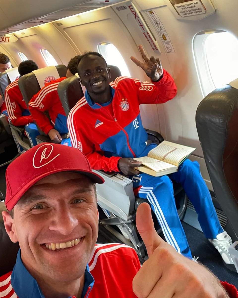 idextratime's tweet photo. Sadio Mane mengisi waktu di perjalanan away timnya ke Leverkusen dengan membaca Al-Qur'an. 🤲😇 https://t.co/pa0ehQPNAp