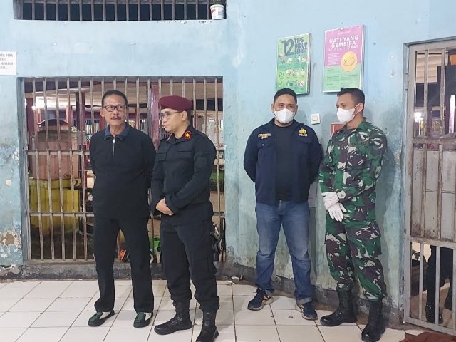 lpnkarangintan's tweet photo. Kontrol Langsung Penggeledahan di Blok WBP, Kakanwil Pastikan Penggeledahan Transparan
 
@kumham_kalsel @lpnkarangintan
#KumhamKalsel #FaisolAli #LPNKarangIntan @lpnkarangintan #WahyuSusetyo
Kanwil Kemenkumham Kalsel | Faisol Ali https://t.co/OxKfmkCqbf