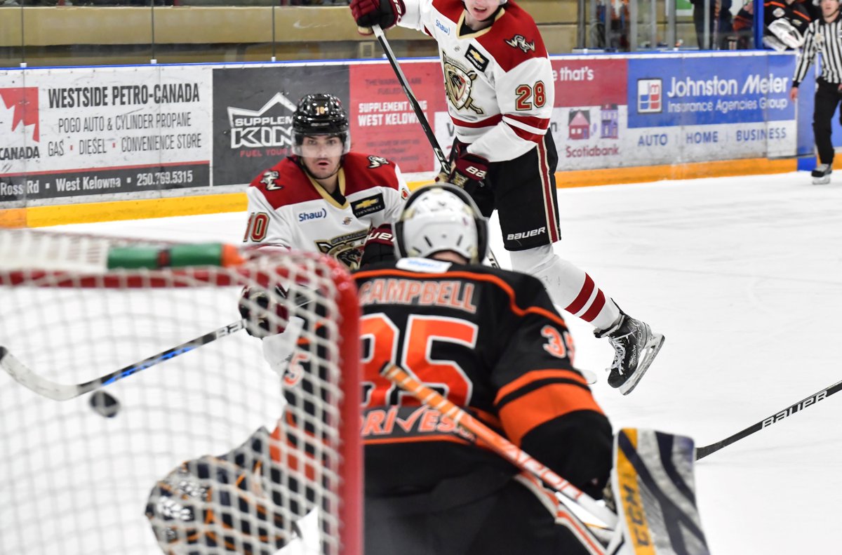 BCHLWarriors's tweet photo. A wild, back-and-forth game saw the Warriors fall just short, dropping a 5-4 decision in overtime to @ClippersHockey on Saturday night at Royal LePage Place

GAME RECAP 📰 | https://t.co/0JmaHALrI3

📸 | @tamiquanphotos

#BCHL https://t.co/X12VWNCjYT