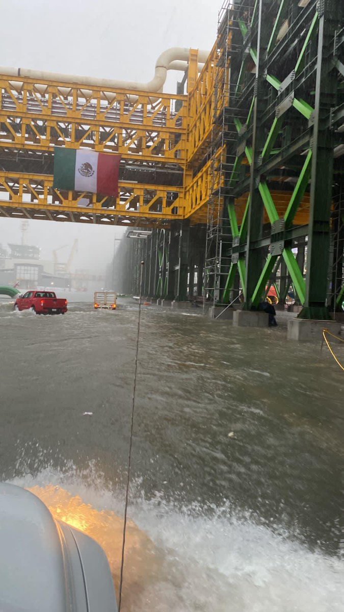 JJDiazMachuca's tweet photo. ¡SOBERANÍA ACUÁTICA!

Así amaneció hoy, 18 de marzo, #DosBocas . 
La primera refinería acuática dé México
Te faltó el reporte @lopezobrador_ 

@MauricioCollado https://t.co/jM8zSb1ozR