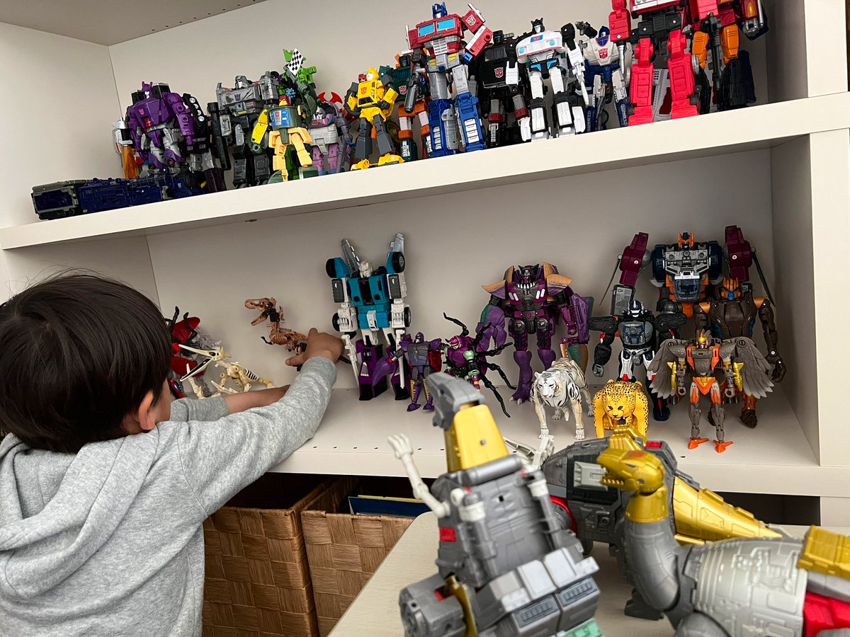 toytoyfun's tweet photo. 息子(5歳児)のブンドドの場所と化す新収納エリア。
片付かんのやけど。。
#トランスフォーマー https://t.co/WpuTDywLGE