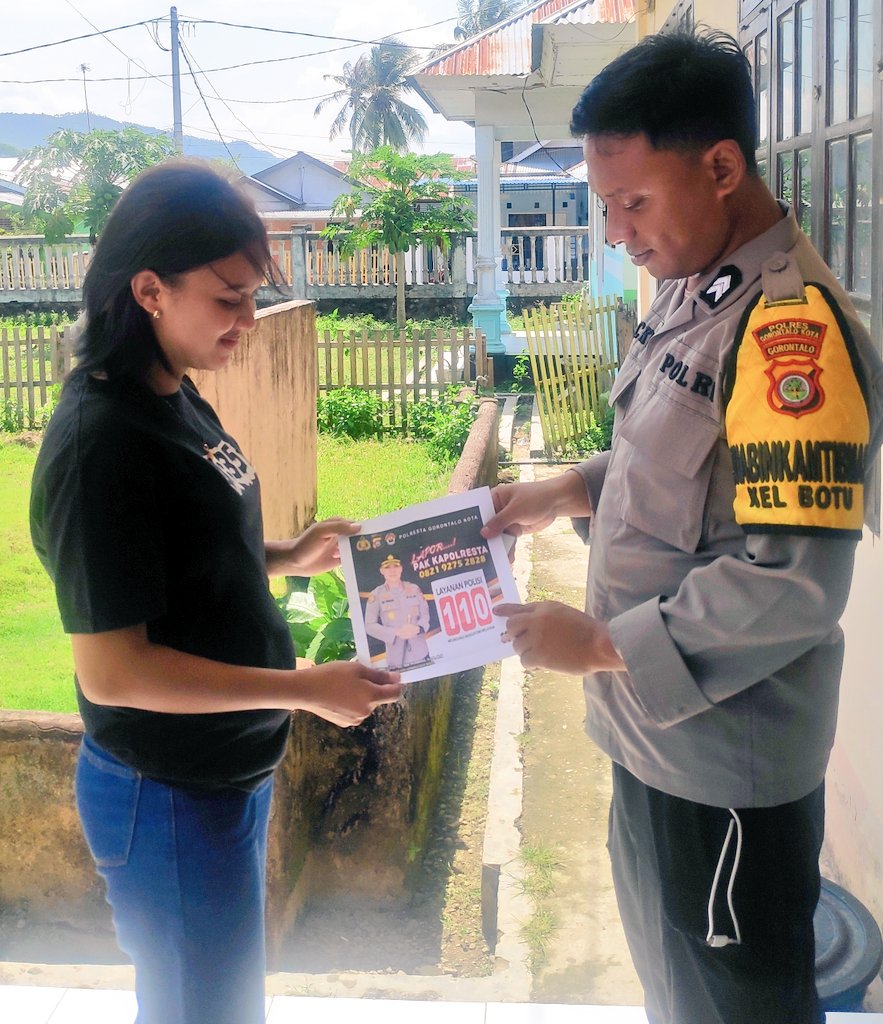 Bhabin_Botu's tweet photo. Sosialisasi DUMAS PRESISI &amp; Layanan CALL CENTER POLRI 110 Kepada warga masyarakat di Kelurahan Botu

#KapolrestaGorontaloKota #PoldaGorontalo #PolriPresisi #DivisiHumasiPolri #ListyoSigitPrabowo #Bhabinkamtibmas #PolsekKotaTimur #polisi_indonesia https://t.co/87YWjUF8ga