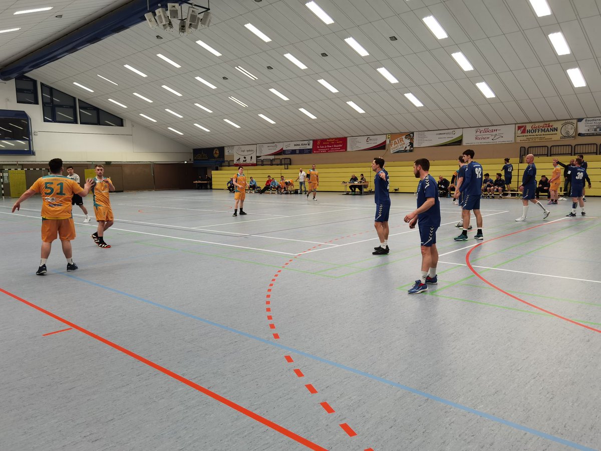 HVL09's tweet photo. Hat es das schonmal gegeben? Unsere erste Männer verschenkt einen eigentl. sicheren Sieg mit 26:28 an die #HSG_RSV_TeltowII u vergibt wichtige Punkte im Kellerduell!Die #HVL09 führte noch in der Endphase des Spiels mit acht Tore u führte den Gegner teilweise sogar vor!Unglaublich https://t.co/TqaORXH00Y