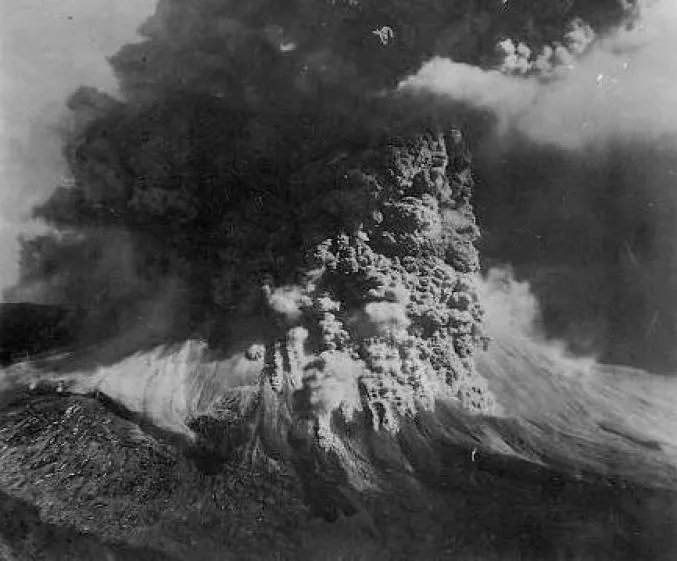 AlMaXx8017's tweet image. ◤#Marzo 18, 1944 

En el desenlace de la Segunda Guerra Mundial, el monte 🇮🇹#Vesubio pone punto final a un largo periodo eruptivo de más de 310 años con un paroxismo de 4 fases (efusiva a explosiva-sísmica); provocando la muerte de 20 personas.

🌋#EfemérideVolcánica