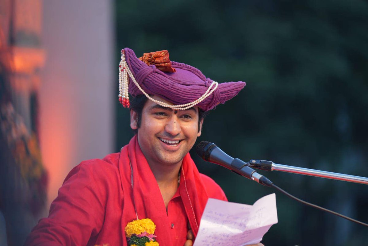 bageshwardham's tweet photo. अप्रितम छवि पूज्य सरकार की….मुंबई महा दिव्यदरबार…. https://t.co/flDC7OEgg7