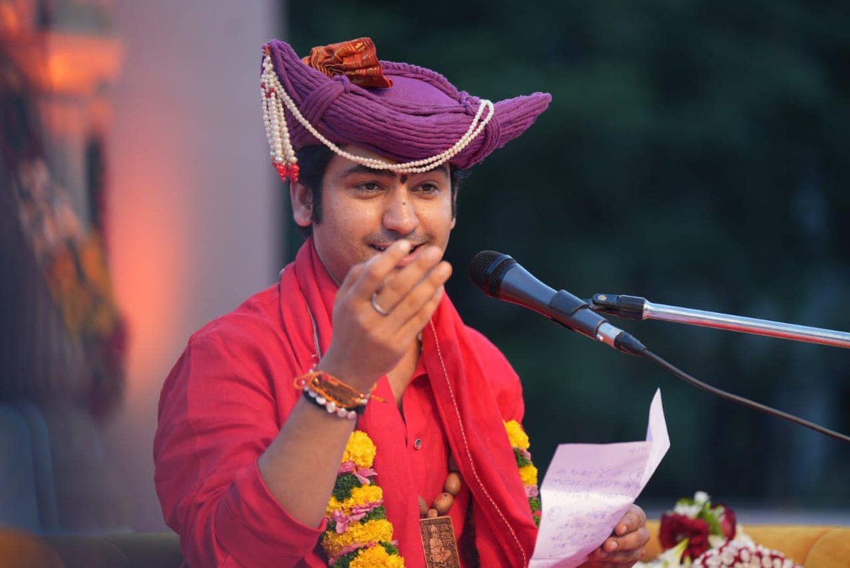 bageshwardham's tweet photo. अप्रितम छवि पूज्य सरकार की….मुंबई महा दिव्यदरबार…. https://t.co/flDC7OEgg7