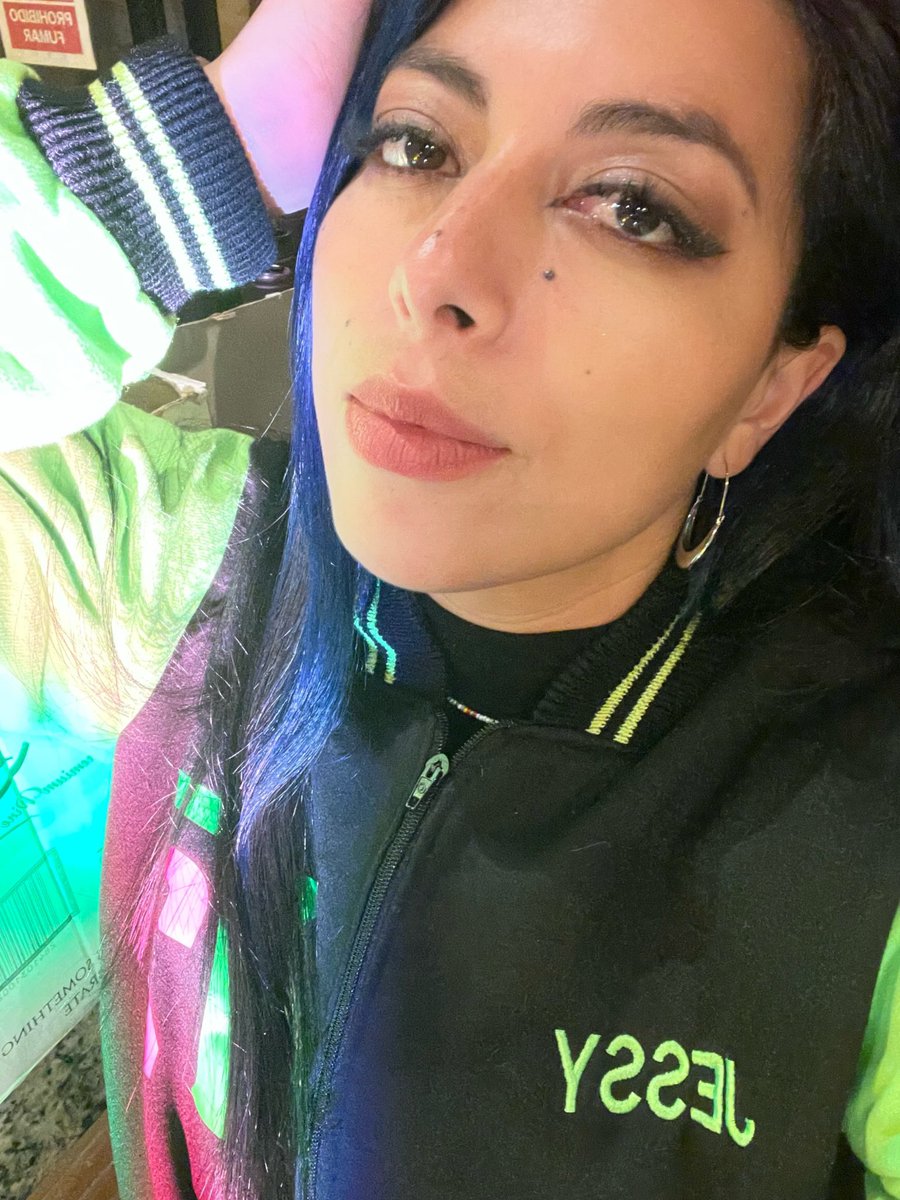Jesymoru's tweet photo. Miren nada más que cara y todavía falta una tanda. Conclusión: Esta vida de rockstar me está acabando 🧟 https://t.co/qXjHpM3ZSQ