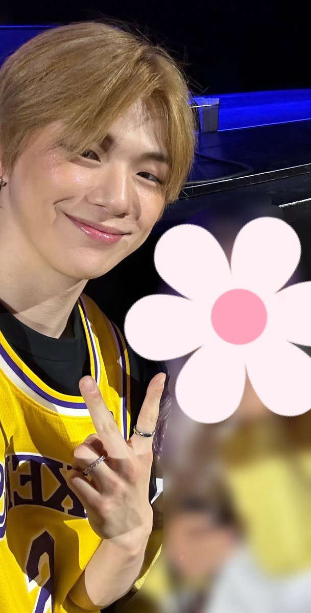 셀카찍어달라고 하려고하는데 떨려서 카메라 안켜지니까 제가찍을게요 하고 카메라 켜서 찍어줌 😭😭😭😭 다정멈무 ㅠㅠㅠㅠ