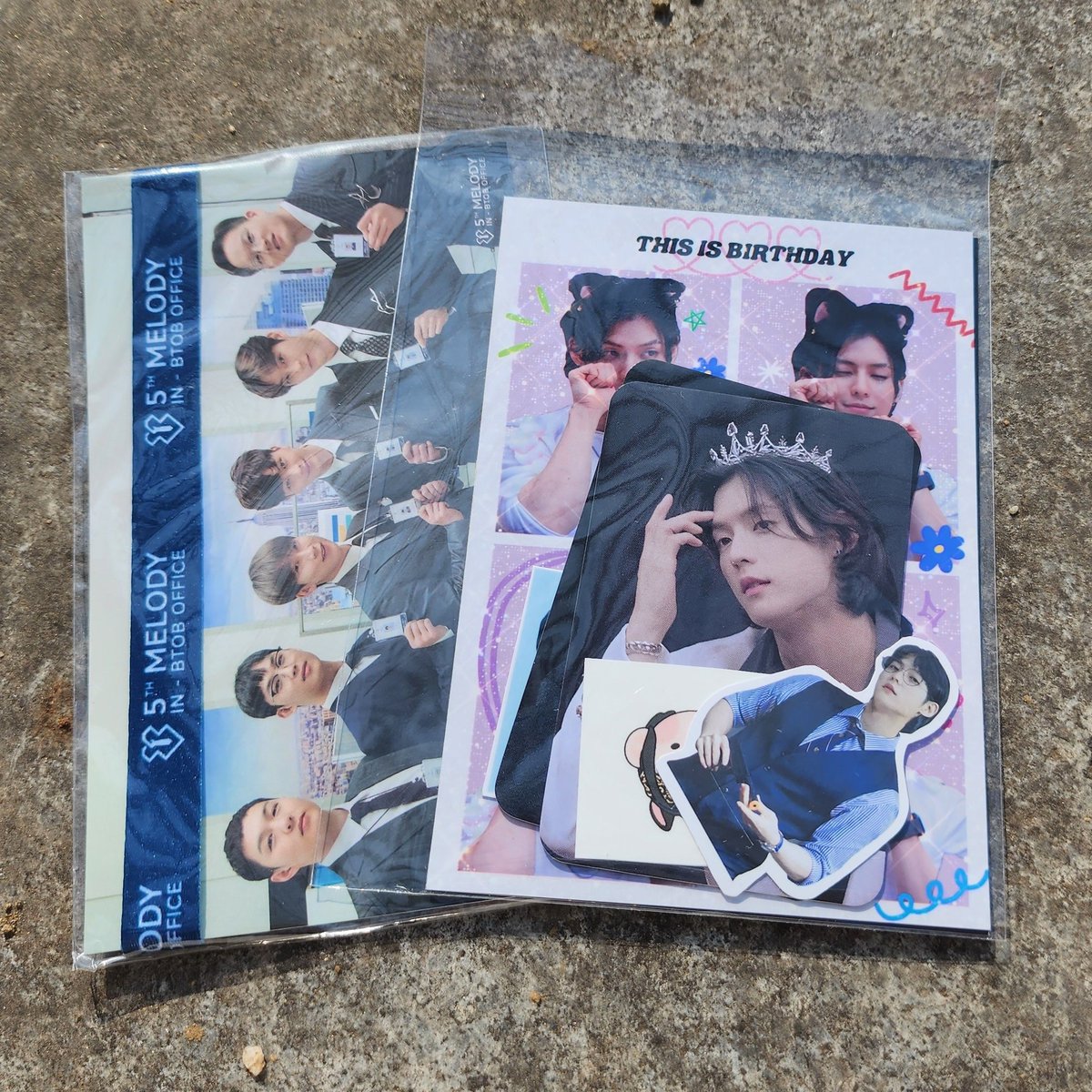 2-2게이트 옆에 민혁이 생카 특전이랑
핸드폰 스트랩 소량 두었습니다
다음분들을 배려해서 가져가주세요😃
함께 준비해주신분👇
<a href="/manse3cs_ys/">🐟이면수구이</a> 
<a href="/melody_lalal/">폭발직전의봄분자야🌸</a> 
<a href="/chara_321/">짜라빠빱✨️</a>