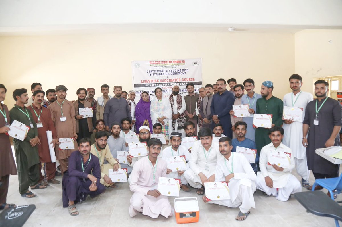 ayaz_soho's tweet photo. Certificate &amp; Vaccine Kits Distribution Ceremony of #LiveStock_Vaccinator_Course @MirpurBathoro district Sujawal.
@BBhuttoZardari
@HinaDastagirPPP
@HeerSoho
@pitafi_bari https://t.co/zHHqduq6TR