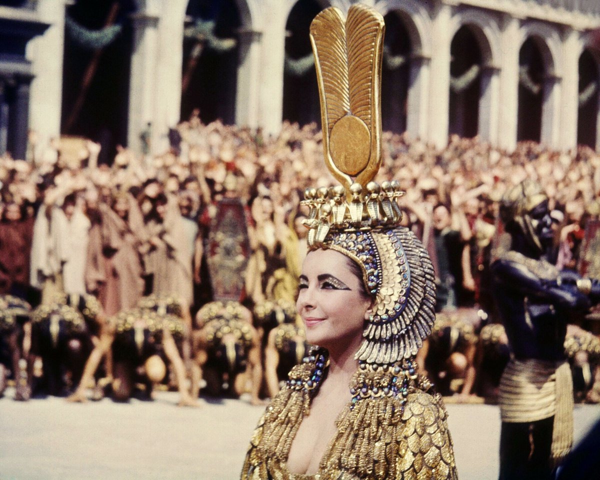 franceculture's tweet photo. Femmes puissantes, elles s'appelaient Artémise, Aspasie, Cléopâtre, Messaline ou Zénobie. Depuis l'Antiquité, leur éclat est parvenu jusqu'à nous. https://t.co/vxwImVHHCb https://t.co/gaEt5f3Sx7