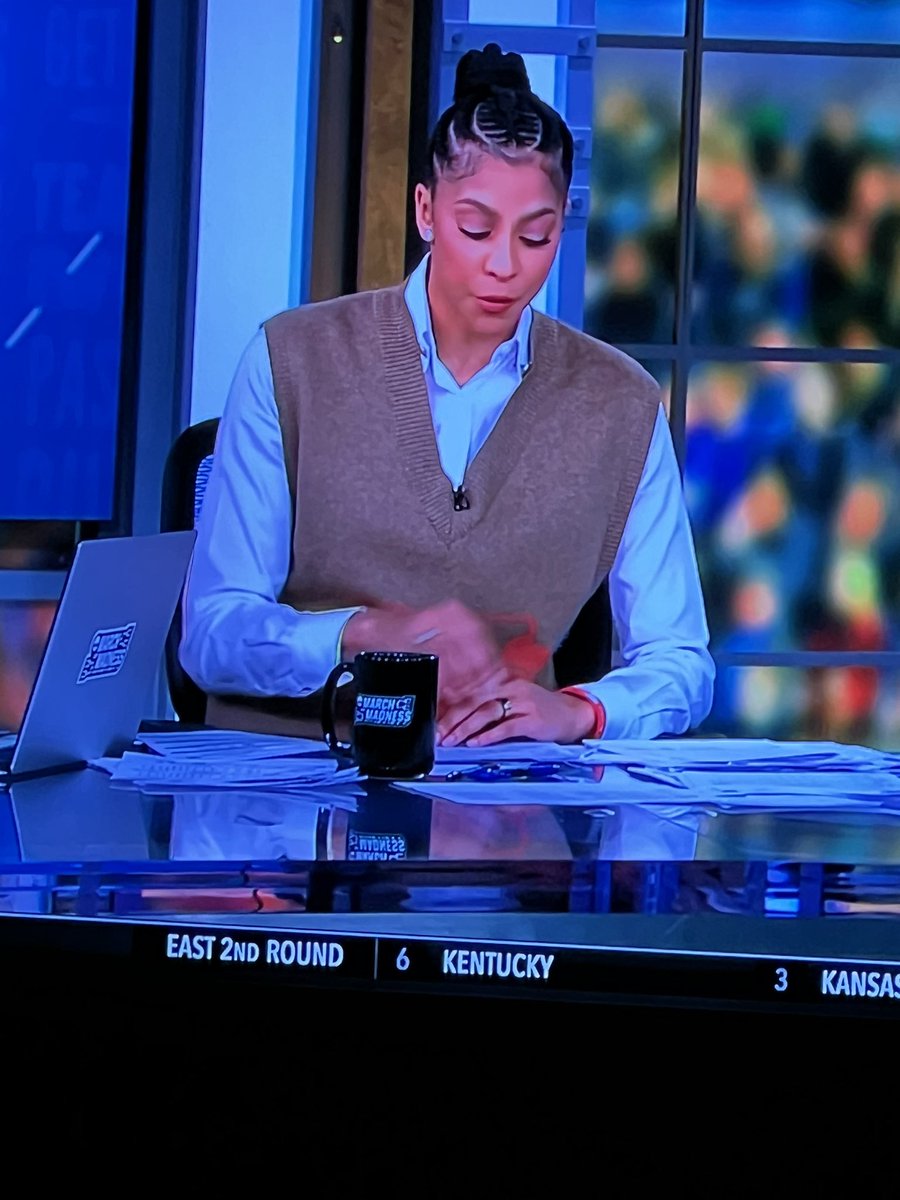 leger1985's tweet photo. This is a beautiful, intelligent woman dressed as Young Sheldon. Wtf??? #tbs https://t.co/EFnorZaIKD