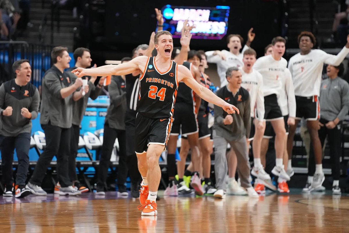 The847Series's tweet photo. #EvanstonIsEverywhere! #ETHSAlumni Blake Peters, and the Princeton Tigers head to the Sweet 16! Peters scored and incredible 17 pts with five 3βs! πππππππΎ
#ETownRules Go #PrincetonTigers π§‘ππ₯ https://t.co/WLRi8SWNAu