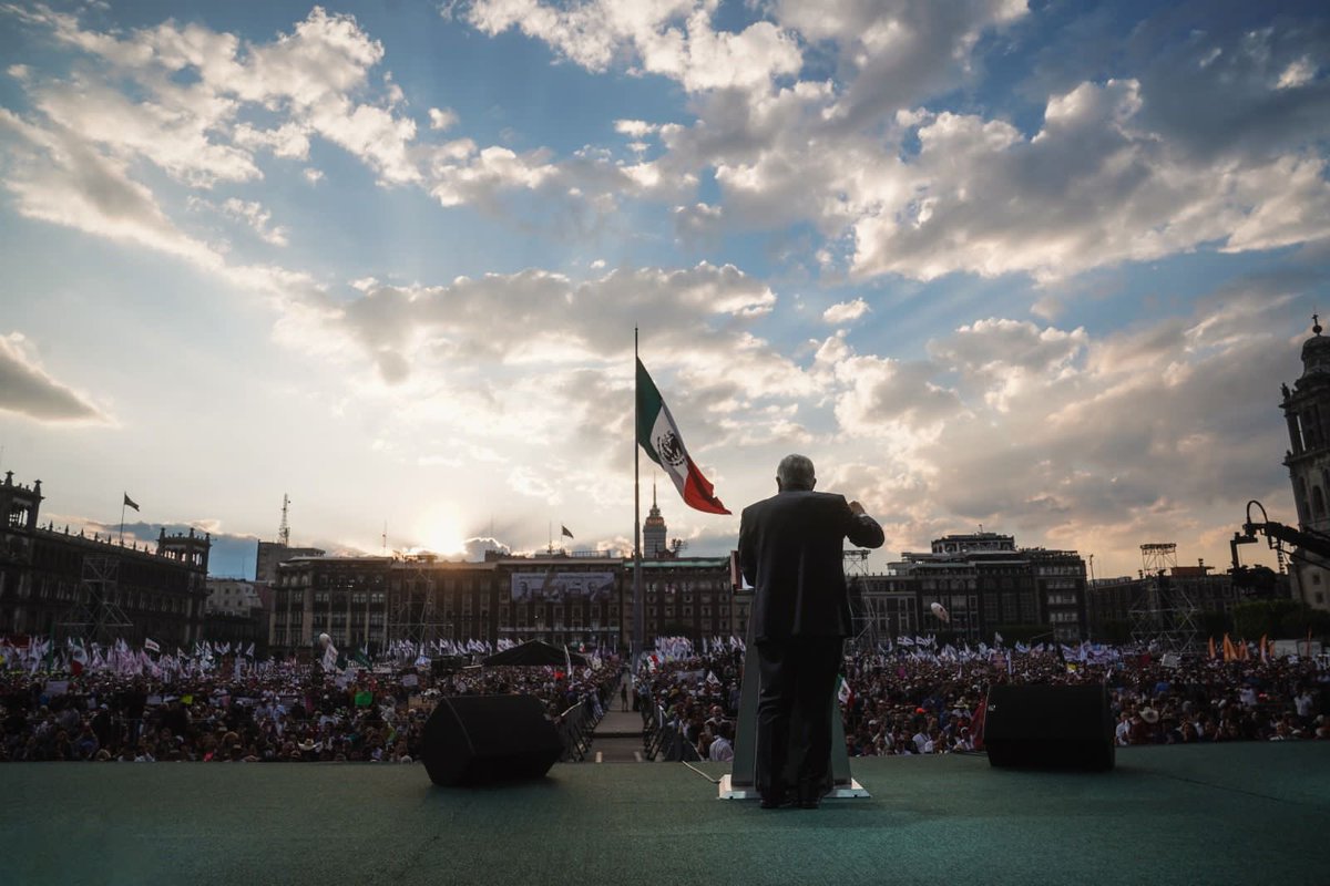 rosaicela_'s tweet photo. Un gusto compartir con mis compañeras de gabinete del @GobiernoMX, gobernadoras y gobernadores este momento de celebración en el #Zócalo 🇲🇽 con nuestro Presidente @lopezobrador_.
#LaPatriaSeDefiende #PorElRescateDeLaSoberanía 
#85AñosExpropiaciónPetrolera https://t.co/beglzBCQGx