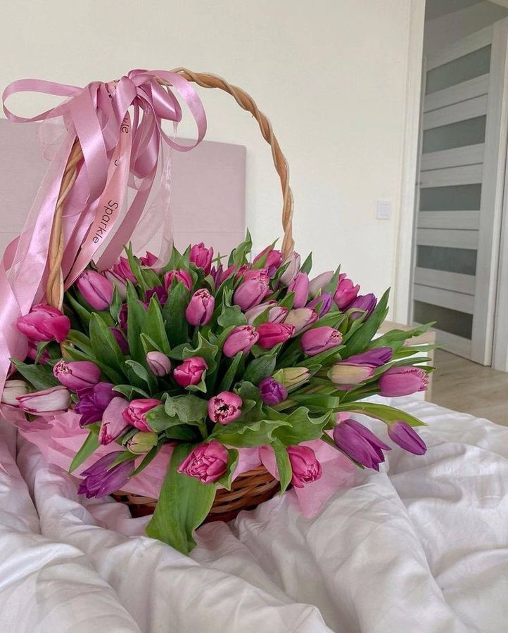 PopsiMary's tweet photo. a basket full of tulips 🧺 https://t.co/5O3S3iUCso