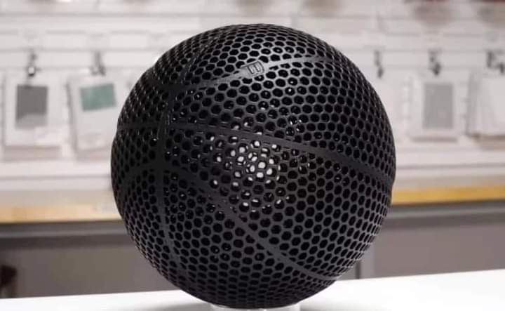 licytejada's tweet photo. LA NUEVA PELOTA QUE SE USARÁ EN LA NBA 
Se trata de un esférico con las mismas cualidades que una pelota normal, pero con agujeros y sin la necesidad de inflarse.

No más balones pinchados: la NBA se jugaría con una pelota sin aire ... https://t.co/WTq3YeNGuz