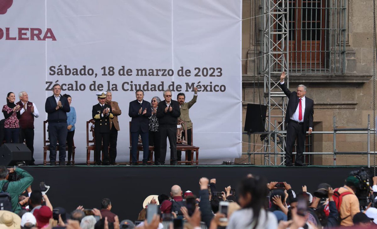 zoerobledo's tweet photo. Desde el zócalo de la CDMX con el presidente @lopezobrador_ y todo el pueblo de México, ¡manifestamos y exclamamos a los 4 vientos que reafirmamos la decisión y el rumbo y ese será siempre hacia el porvenir!

#LaPatriaSeDefiende🇲🇽
#ConRumboAlPorvenir

#85AñosExpropiaciónPetrolera https://t.co/faCG8R8CUI