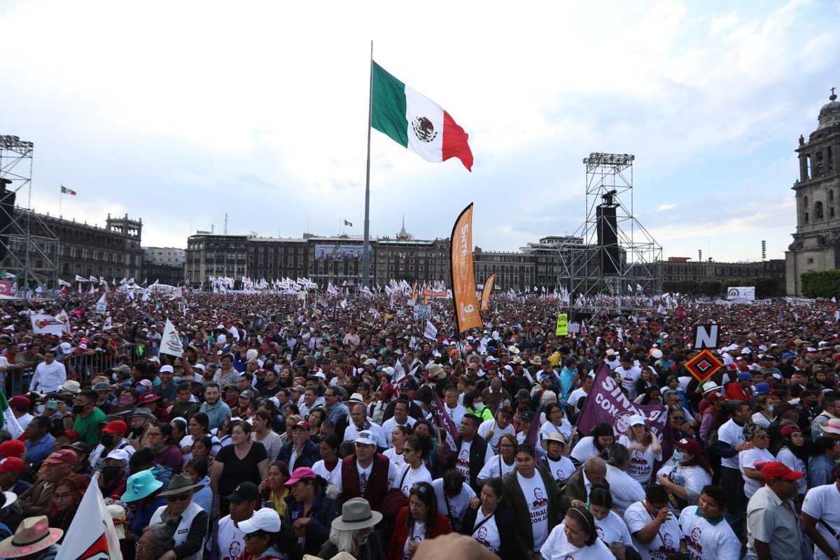 zoerobledo's tweet photo. Desde el zócalo de la CDMX con el presidente @lopezobrador_ y todo el pueblo de México, ¡manifestamos y exclamamos a los 4 vientos que reafirmamos la decisión y el rumbo y ese será siempre hacia el porvenir!

#LaPatriaSeDefiende🇲🇽
#ConRumboAlPorvenir

#85AñosExpropiaciónPetrolera https://t.co/faCG8R8CUI