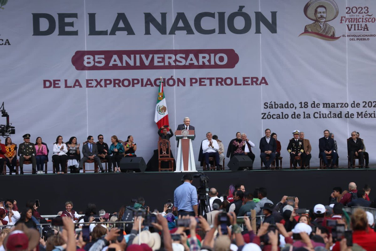zoerobledo's tweet photo. Desde el zócalo de la CDMX con el presidente @lopezobrador_ y todo el pueblo de México, ¡manifestamos y exclamamos a los 4 vientos que reafirmamos la decisión y el rumbo y ese será siempre hacia el porvenir!

#LaPatriaSeDefiende🇲🇽
#ConRumboAlPorvenir

#85AñosExpropiaciónPetrolera https://t.co/faCG8R8CUI