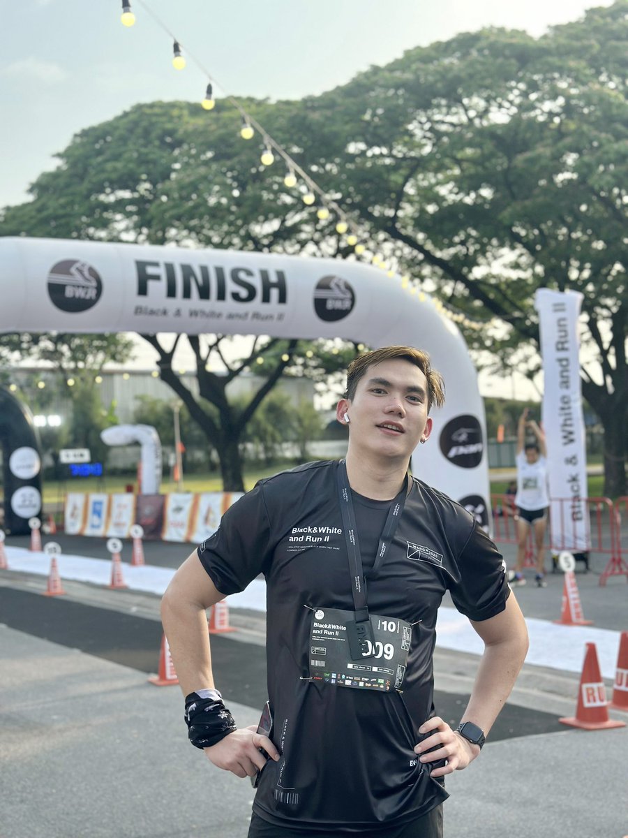 Toptapp_Cr's tweet photo. เป็นไงละ 5 กล ไม่วิ่ง เอา 10 กล ไปเลย..🤣 #เกือบตุยยยยย😂😂😅 @vevayo1991
Black & White and Run 2 ปี
#ดีที่ไม่ตาย Wutthichai Srirat เด้กใหม่
#วิ่งไหนดี #WingNaiDee
#blackandwhiteandrun2 https://t.co/h7uJWU1X7h