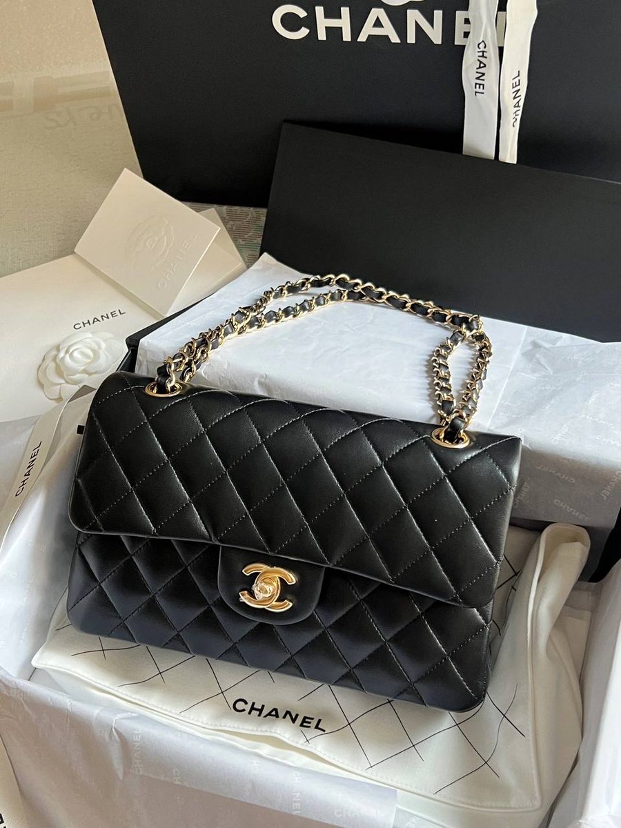 The first Chanel bag in life, of course, to buy the classic models #Famous #Bags