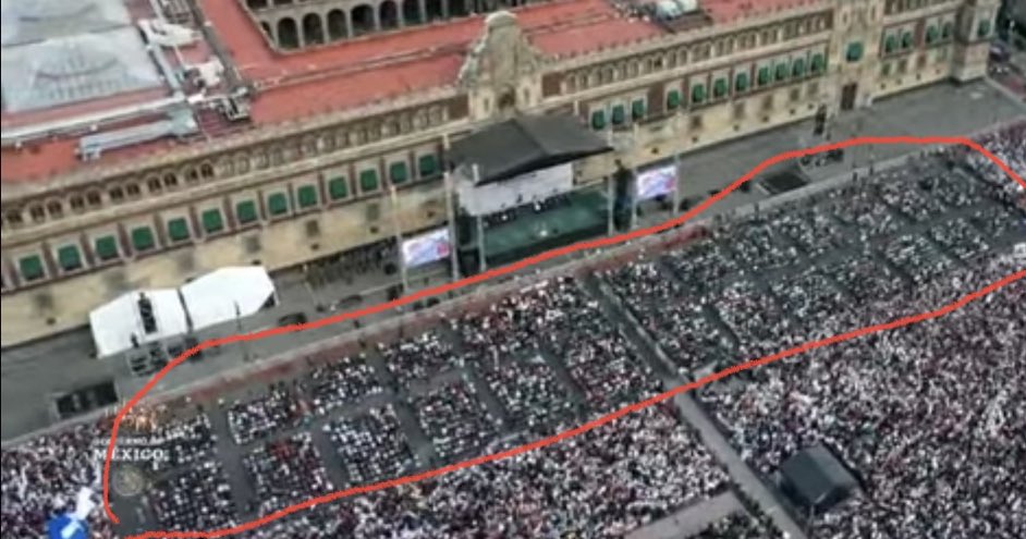 lopezdoriga's tweet photo. No son iguales. Efectivamente. Hay clases. Adelante y con sillas, la clase premier, los machuchones de la #4-T. Atrás los demás https://t.co/8l7JK5FUXc