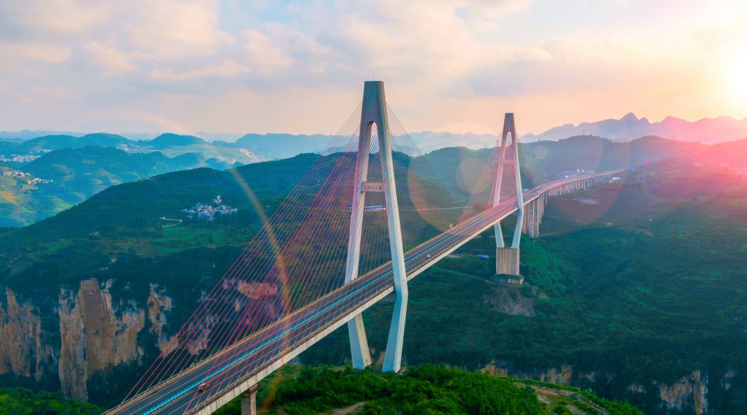 LiveinGuizhou's tweet photo. #Photographer Gong Xiaoyong came across aerial photography for the first time in 2016 and occasionally took pictures of Guizhou's #Liuchong River Bridge. The bird's-eye view of Guizhou and its bridge is truly #mesmerising.😄😄

📷 by Eyesnews

#Guizhou #China #onebridgeaday https://t.co/TtyXhdn1lT