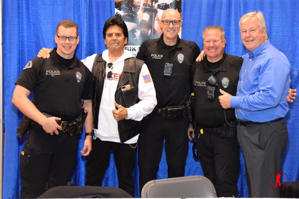 RonZPhotography's tweet photo. @LarryDWilcox Great times!
I took this shot in September, 2019 in Anaheim at an 80βs convention.
#chips #Anaheim #anaheimPD #LarryWilcox #EricEstrada #CaliforniaHighwayPatrol https://t.co/NN6i5am17B