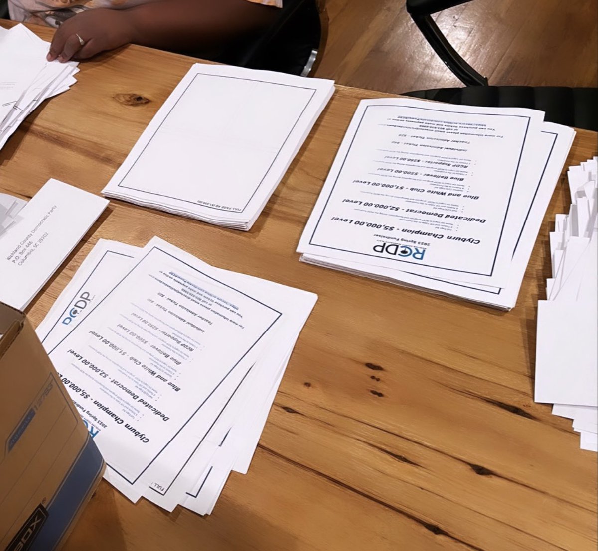 DeyaskaSpencer's tweet image. Spent Saturday night with my mom and sister stuffing envelopes for the @RichlandSCDems because “service is the rent we pay for our time here on earth!  #PowerRCDP #Springfundraiser