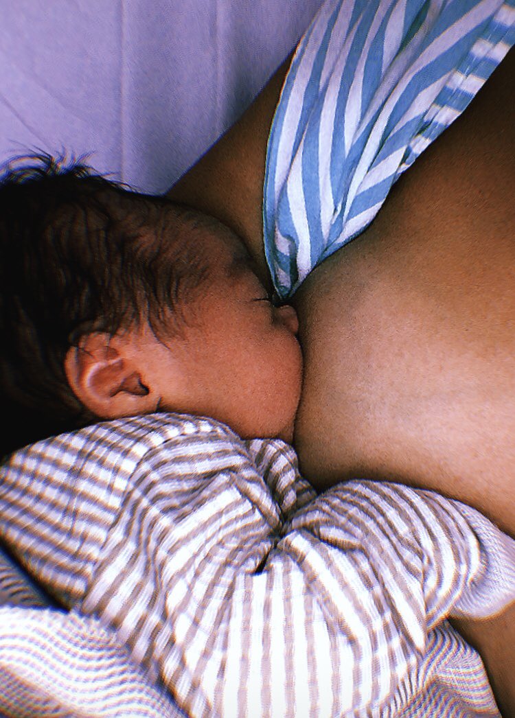 talitalllll's tweet photo. tô indo dormir (boatos) com meu filho mamando no meus peito! é o dia mais feliz da minha vida https://t.co/2SlMlahDQe