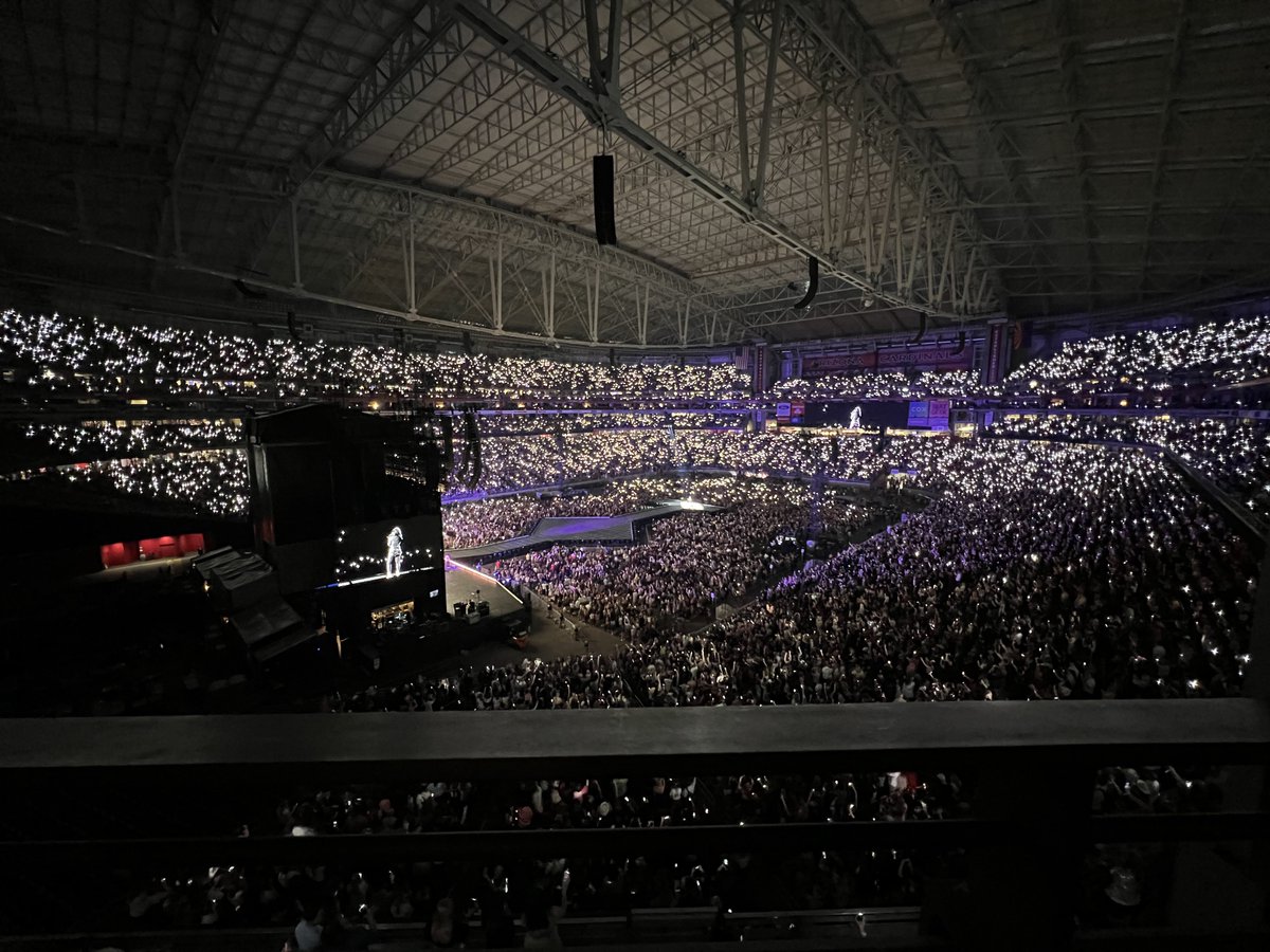 YELYAHG00N's tweet image. paramore have finished their final set opening Taylor Swift on The Eras Tour ! these two shows marked history for the band as being the largest stadium audience they’ve ever played for, endlessly proud of them and ever grateful to taylor for giving them this opportunity