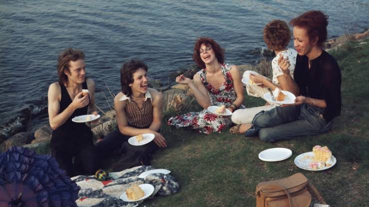 Baixe, faça o que precisar (não achei info sobre exibição no Brasil), mas veja "Toda a Beleza e Carnificina", doc sobre a fotógrafa Nan Goldin e sua luta pra responsabilizar a bilionária família Sackler, dona da empresa que produz o remédio Oxy, que matou meio milhão de pessoas.