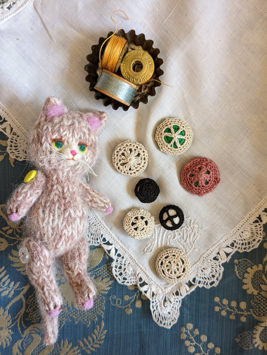 keitoya_pompom's tweet photo. あみぐるみにクロシェボタン
をあわせてみようと思い、
イロイロと編んでいます。
小さなボタンは可愛いけど、
編んでいると変に力が入ってしまうし、
黒色の糸は編み目が見えなくて
目がしょぼしょぼー
時々息止まってるし!!
でも楽しくてハマる🧡
#amigurumi #crochetbutton #クロシェボタン https://t.co/E3cv9l4vcV