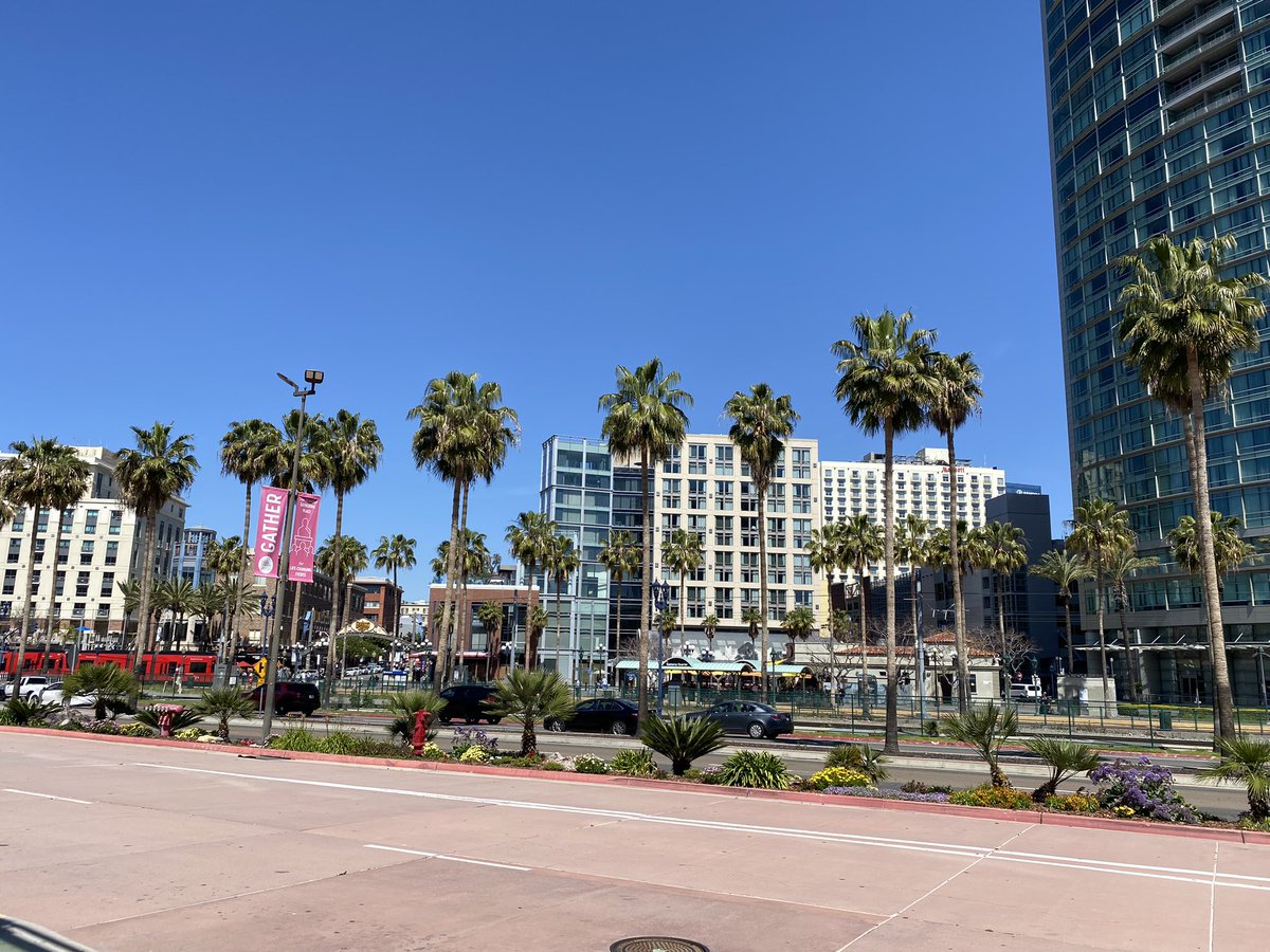 lori_huntsman's tweet photo. Tourist in my own town today! Beautiful day ☀️ #SanDiego #ConventionCenter #PacketPickUp #HotChocolateRun #mañana https://t.co/h1m4Vh6FoC