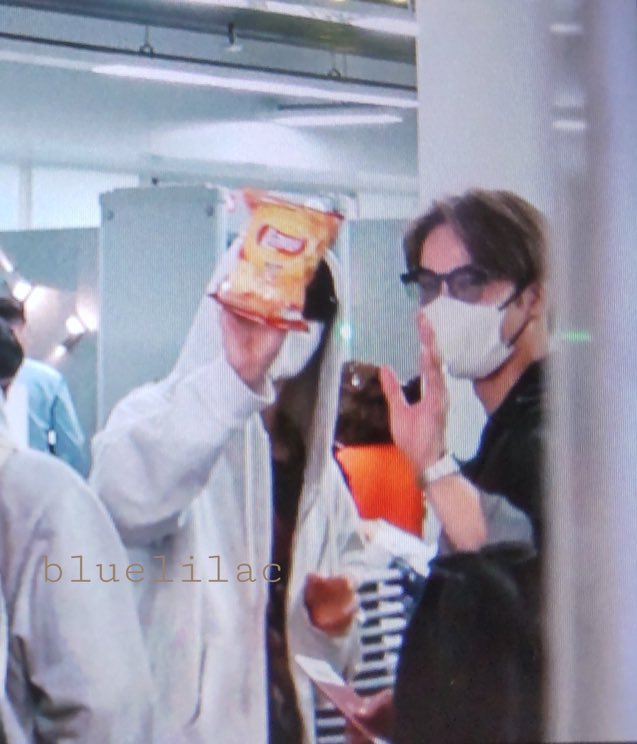 เค้กเอาเลย์รสอารัยกลับไปนะ วานแจมบอกทีวันนี้จะไปซื้อกลับญี่ปุ่น 55555