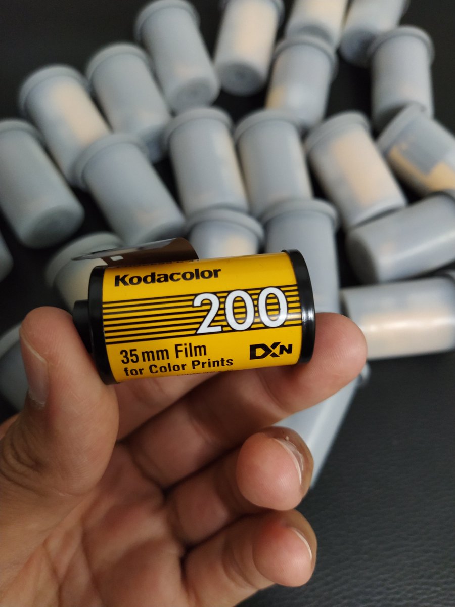 soyvecope17's tweet photo. Necesito de la magia de Twitter para poder vender mis cámaras📸ayudenme con un RT para poder llegar a más personas, tengo desde rollos 35mm, lentes hasta cámaras instantaneas. https://t.co/dYYx2B252r