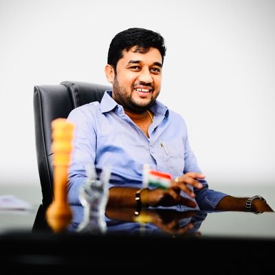 omkarsonvane3's tweet photo. *आदर्श घ्यावा असं #नेतृत्व*
*आपल्या कार्याने सिद्ध केलेलं #कर्तृत्व*
*सर्वांना सामावून घेणारं #व्यक्तीमत्व*

*भाऊ👑 𝐌𝐚𝐲𝐮𝐫_𝐃𝐚𝐝𝐚 🔥*
*आपणांस वाढदिवसानिमित्त मन:पूर्वक शुभेच्छा !!*👑❤🔥 @mayursonawne19 @NCPspeaks https://t.co/h5gOPoQ95J