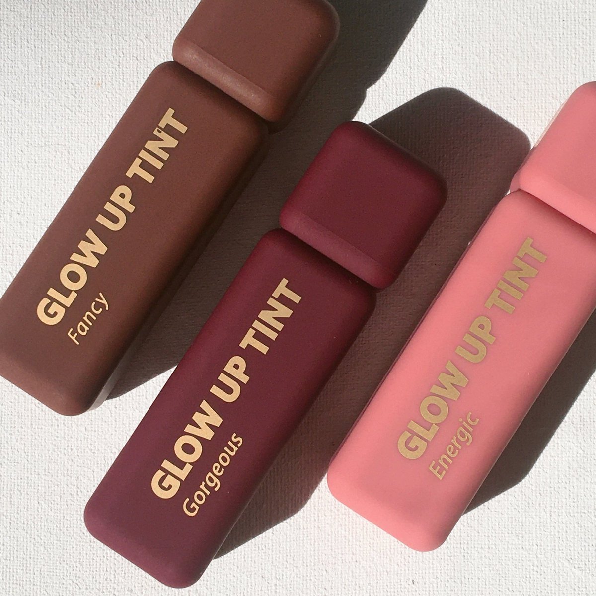 skncarean's tweet photo. suka banget sama semua shade terbarunya @raeccaid ✨💗

semingguan ini aku sering pake buat ngantor dan ternyata stainnya woww ⤵️🌷 #notyourordinarycolor #racuninmakeup https://t.co/nNGYjZ4Gmx