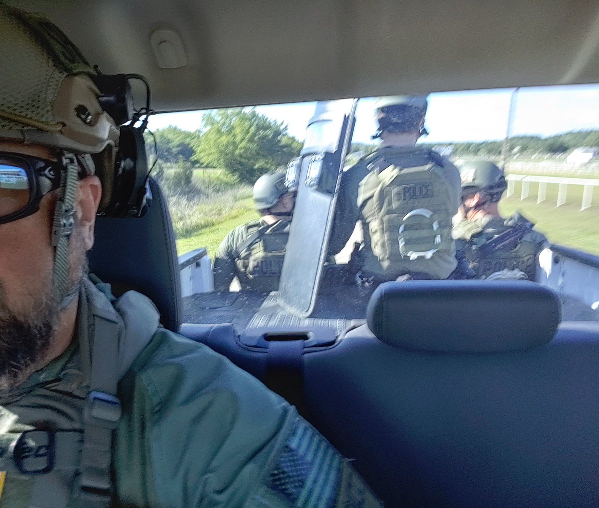 Paratus46's tweet photo. UPS & FEDEX weren't the only delivery services out that afternoon. #SWAT #Police #sheriff #warrants #warrantservice #specialdelivery #shieldwork https://t.co/UVp5kjKZYi