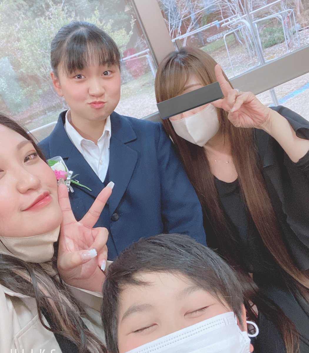 shichaxx's tweet photo. 3/16  心愛 卒業式💐

施設で過ごした日々は
いい意味でも悪い意味でも
何かを得た2年間やったと
式を見てて思った😭😭😭

よく乗り越えたと思う👏👏👏
卒業おめでとう㊗️🎉🌸

顔合わせた瞬間
2人で泣いて抱き合って…
なぜ帰ってこれないのか。ね？ https://t.co/OVuV9Upcwj