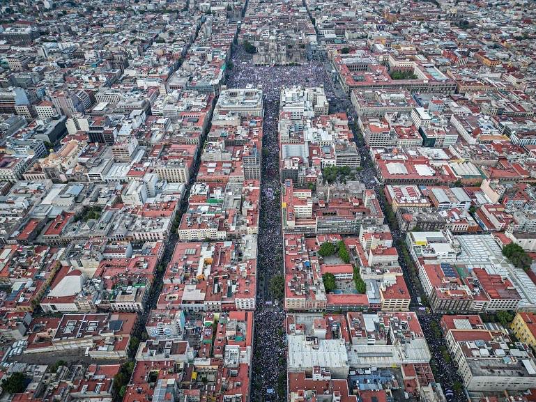 martibatres's tweet photo. Hoy, 18 de marzo, se llenó el Zócalo, así como las calles 5 de mayo, Madero, 16 de septiembre, 5 de febrero, Pino Suárez y 20 de noviembre. Aquí se aprecia como la calle 20 de noviembre está llena desde Izazaga hasta Plaza de la Constitución. https://t.co/jIsy08QpPx