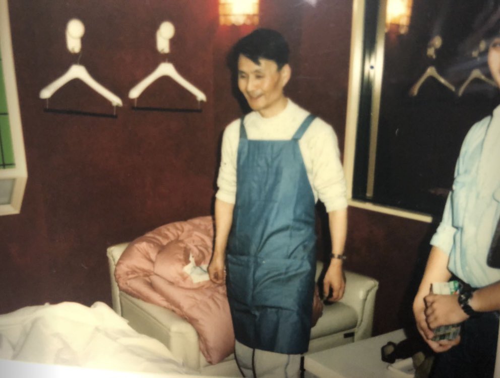 takashinemoto81's tweet photo. 30数年前、ラブホの取材でお会いした清掃の男性。職業意識の高い人で様々な工夫があり、感銘を受けた。が、更に深い感銘は趣味？「文学」ですというこの方のひと言
「私達は『限りなく透明に近いブルー』で清掃をしますが利用するお客様達は『なんとなくクリスタル』で汚して行く…」 https://t.co/LLOBsZr168