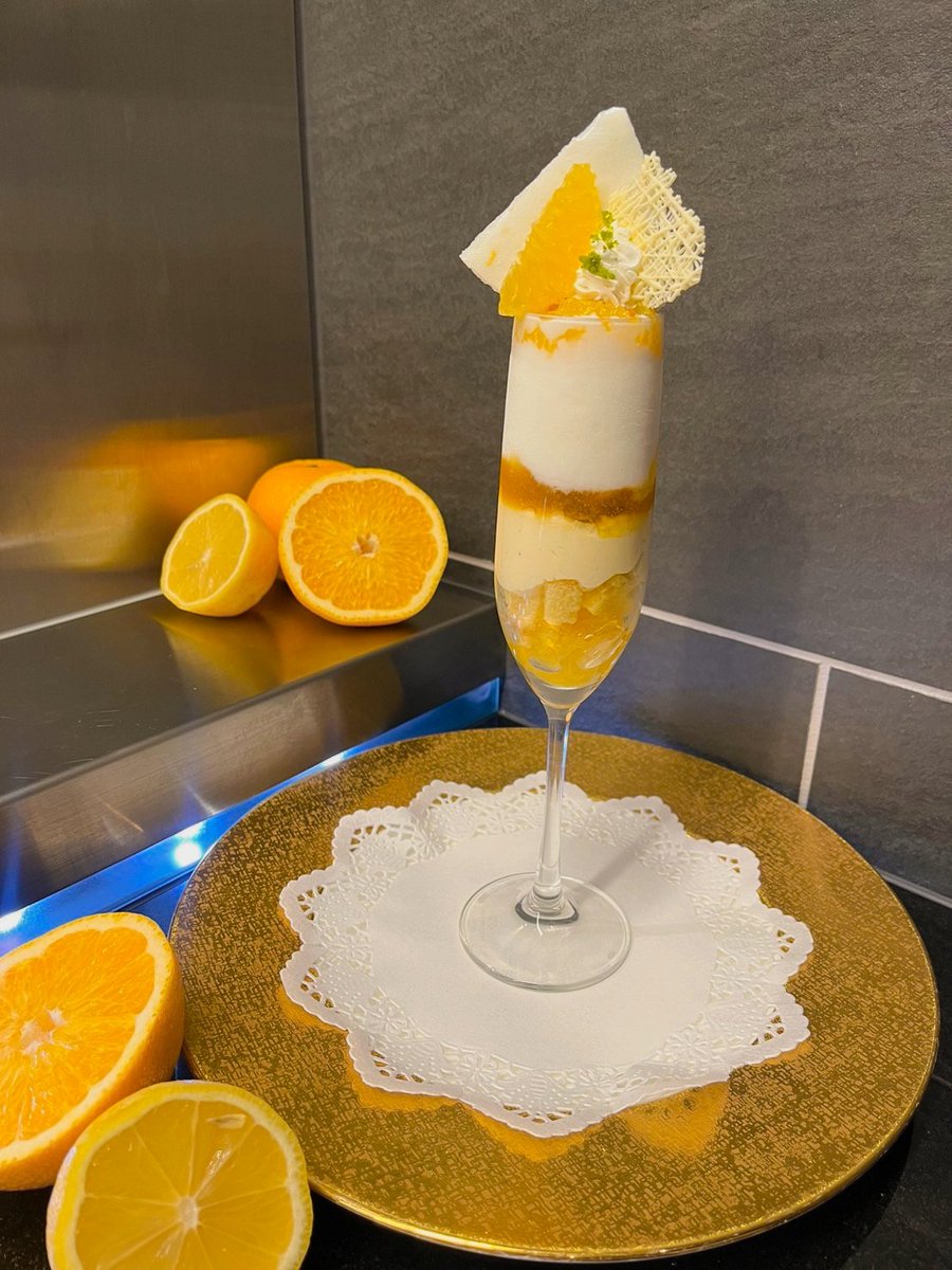 京橋店新作パフェ
「クープ八朔」

旬の八朔にチーズクリームとレモンコンフィチュールにヨーグルトアイスを合わせたさっぱりとした春らしいパフェ✨京橋店限定となります🍊
今日はいい天気になりましたね🌞
素敵な日曜をお過ごしください✨

#トシヨロイヅカ #クープ八朔