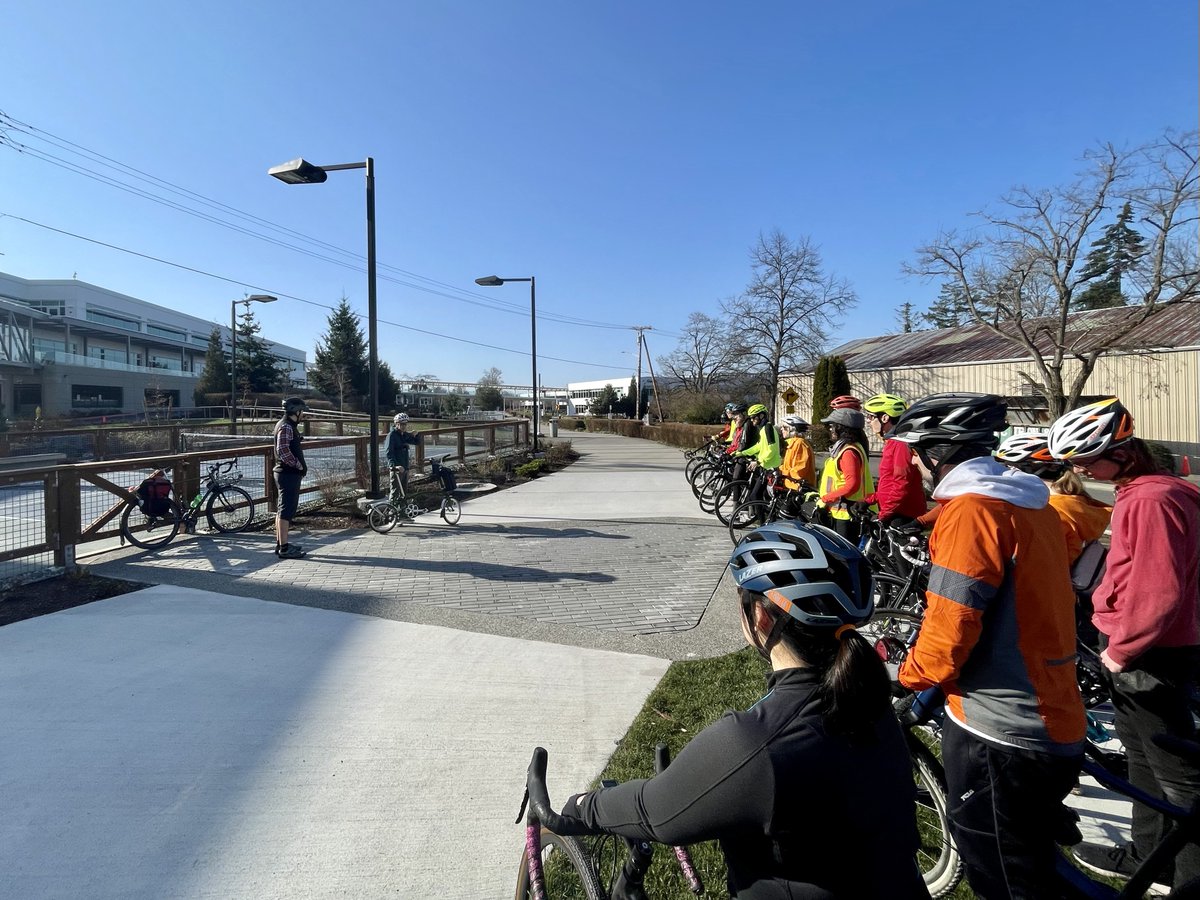 bobco85's tweet photo. 1/3 Had a good time at “What’s Coming Up on the Eastrail?” ride hosted by @bestsidecycling @EastrailP #SEAbikes 
-Starting at Feriton Spur Park
-riding w @206Husky to Bellevue
-Colin talks abt upcoming south extension of trail
-@Finnhillian talks about trail amenities in Kirkland https://t.co/97ZzZLlk1z