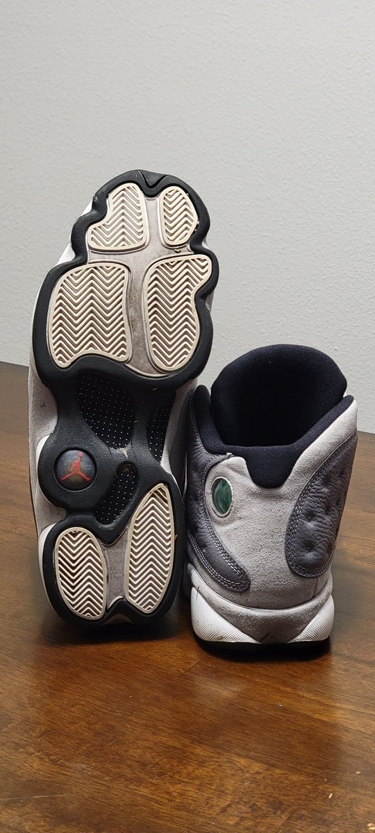 NikTheFox's tweet photo. On the topic of Furry Themed/designer sneakers

I present; a shoe from Jordan brand in 1997: Air Jordan 13, designed by Tinker Hatfield. The shoes outsole is based on the paws of Black Panthers and is still one of the best performing basketball sneakers today https://t.co/NaTQ11GIpE