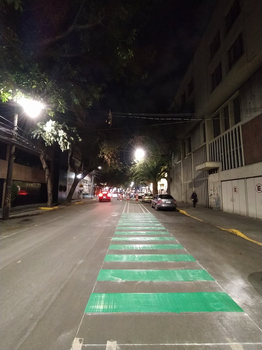 Al fin se retomó el balizamiento del nuevo ciclo carril en la Escandón. 🥲