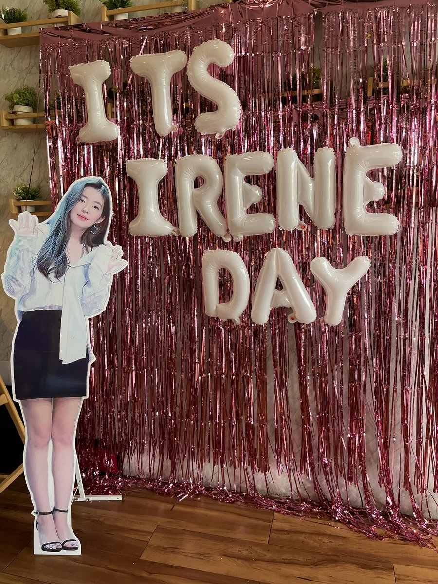 mieramin_'s tweet photo. aaa lupaaa yesterday managed to drop by at irene’s cs event jugak hehe thank you @baeeoni_530 for the cupholder and freebies (the notepad is sho cute 🥺)

#BackToTheBeginWithIrene https://t.co/yEgcKWSBy6