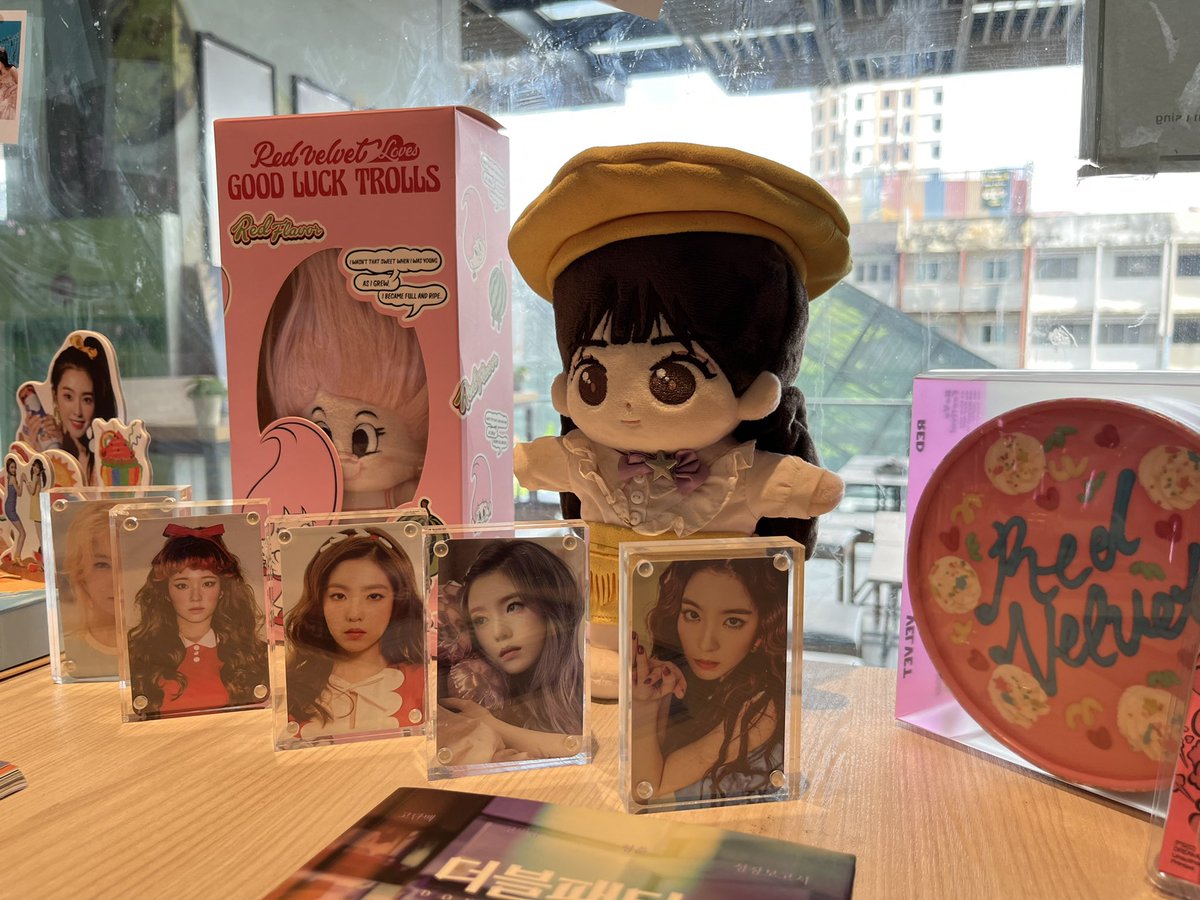 mieramin_'s tweet photo. aaa lupaaa yesterday managed to drop by at irene’s cs event jugak hehe thank you @baeeoni_530 for the cupholder and freebies (the notepad is sho cute 🥺)

#BackToTheBeginWithIrene https://t.co/yEgcKWSBy6