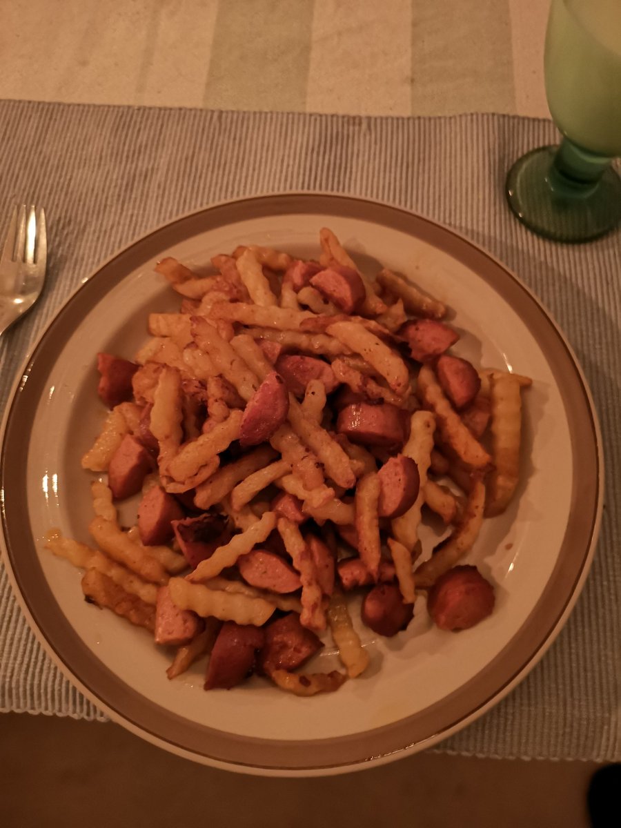 JuhaTenhonen's tweet photo. #äijäillallinen #mape #atria #wilhelm #carolinareaperchili #punalappusii #mummon #ranskalaiset #ranut #valio #maito #tunnelma #pimeänsuhkero #kynttilät #kukatkertovatenemmänkuintuhatsanaa #ruusut #tummanpunainen #minäkaipaasinua #minärakastansinua #intohimoinenrakkaus https://t.co/FUJruh5Ten