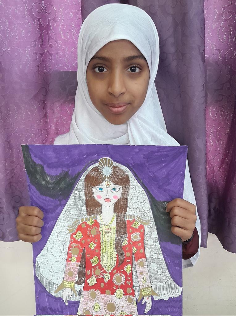shula_al's tweet photo. اسرار سالم اليعربي لوحة منسجمة وتناسق جميل في الخلفية وال��درج اللوني 
هنا الزي العماني النسائي في سلطنة بقماش القطن القوسي ذو لونين وغطاء الرأس بطريقة عصرية رقيقة وشفافة 
وللون البنفسجي الرائع في الخلفية ليدل على تنوع وجمال الثقافة والحضارة العمانية الفريدة https://t.co/mCWyZADmgo